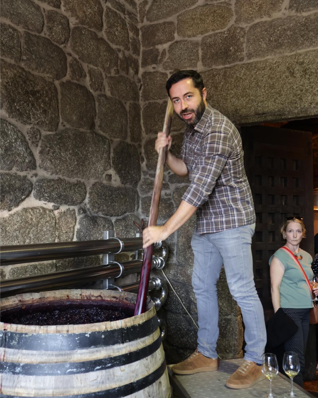 Jorge Vila, CEO de Galicia Wine Academy, 'bajando' el vino tinto realizado de modo artesanal en Cuñas Davia.